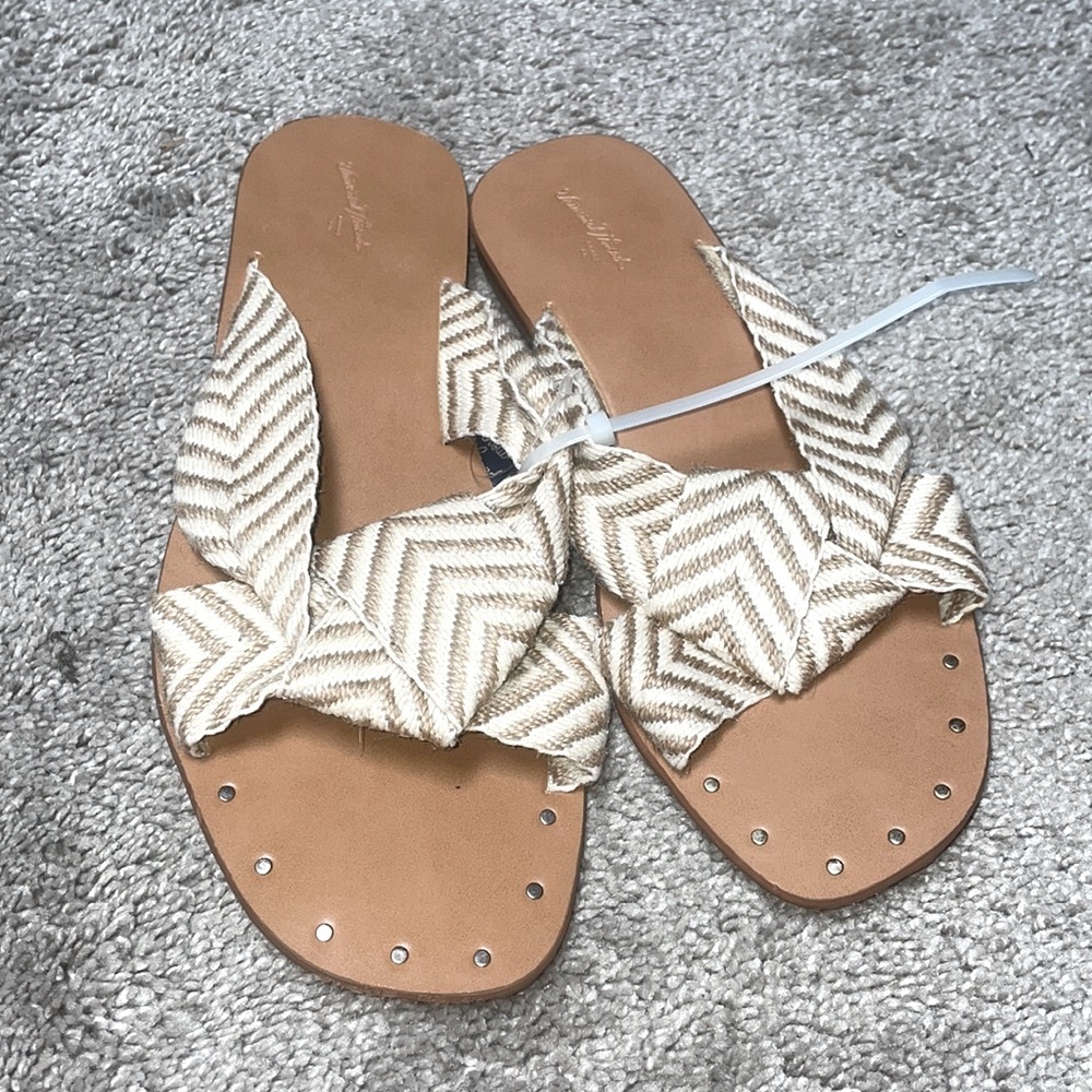 Cute Universal Thread fabric beach slides size 11 new